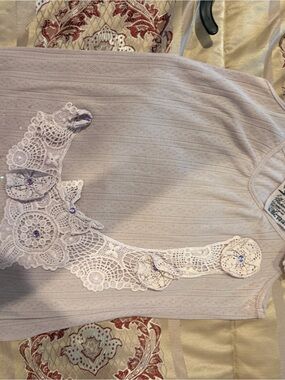 Delicate Lace-Appliqué Women’s Top in Light Lavender